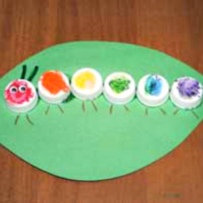 2. Un'idea semplicissima: con i tappi di plastica colorati con colori a cera