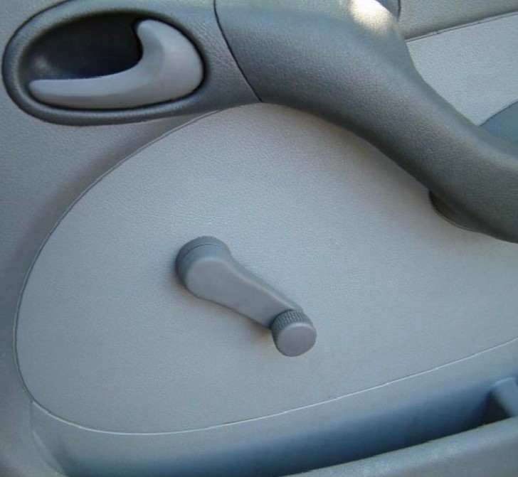 10. De meeste auto's hadden geen elektrische ramen zoals nu...