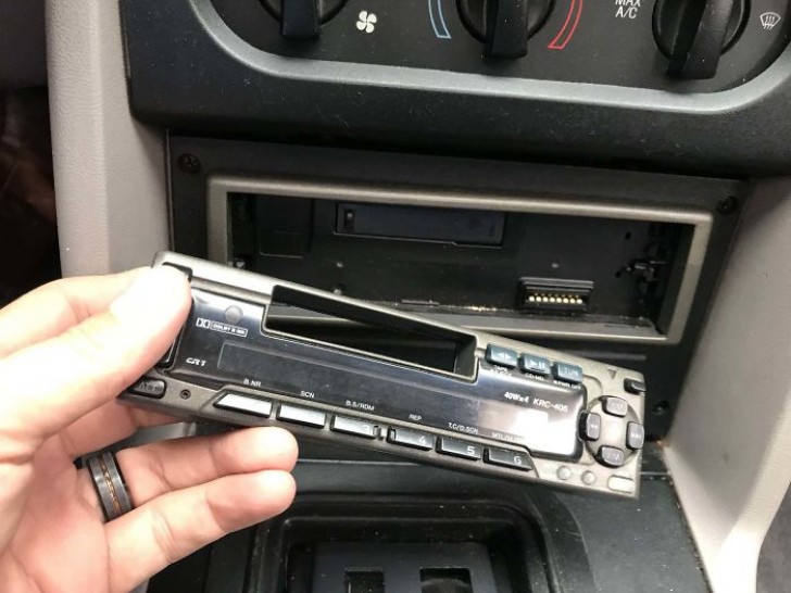 2. In de auto hadden we een stereo met cassettebandjes...