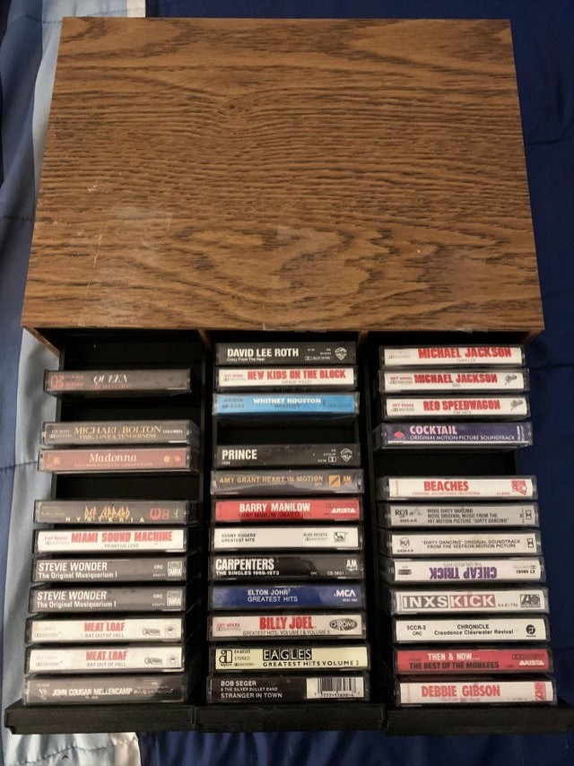 8. La collezione di cassette, custodita gelosamente in un cassetto. Oggi basta qualche giga di spazio libero per archiviare le nostre canzoni preferite