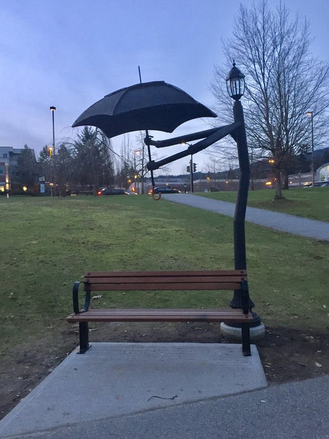 "Dans ma ville, les bancs sont couverts d'un parapluie fixe"