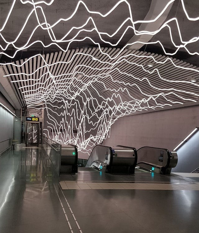 Une installation artistique à l'entrée du métro suédois