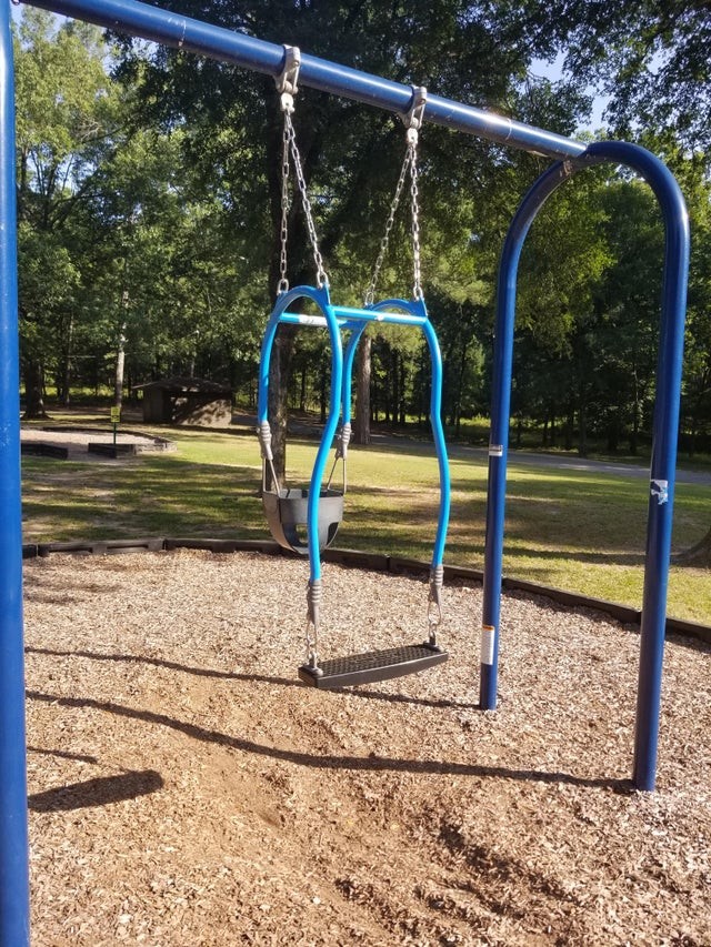 In dit park staat een schommel waar kinderen samen met hun ouders op kunnen schommelen.
