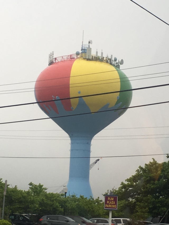 De watertoren in Ocean City, in Maryland (VS) werd geschilderd als een bal die door een waterstraal de lucht in werd geduwd.