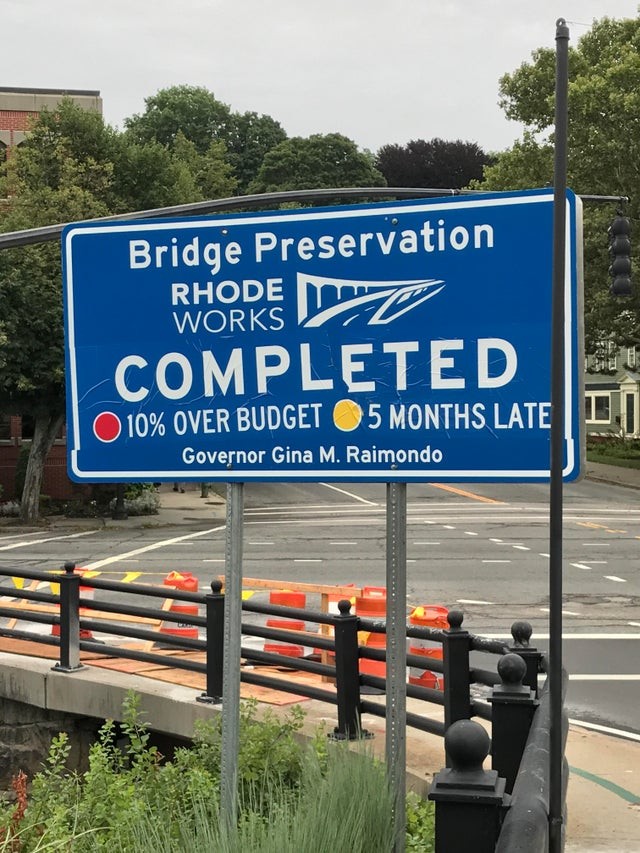 Aan het einde van de wegwerkzaamheden heeft het bedrijf dit bord gemaakt met een overzicht van het bestede budget en de tijd in vergelijking met de verwachtingen.