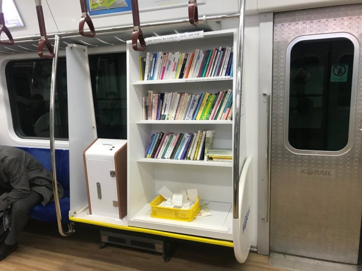 Deze metrowagon in Seoul heeft een kleine bibliotheek die je tijdens het reizen kunt raadplegen.