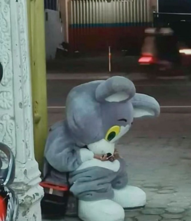 Un niño de 9 años descansa sobre el borde de la calle vestido de mascota: entretiene a los automovilistas por poco dinero - 2