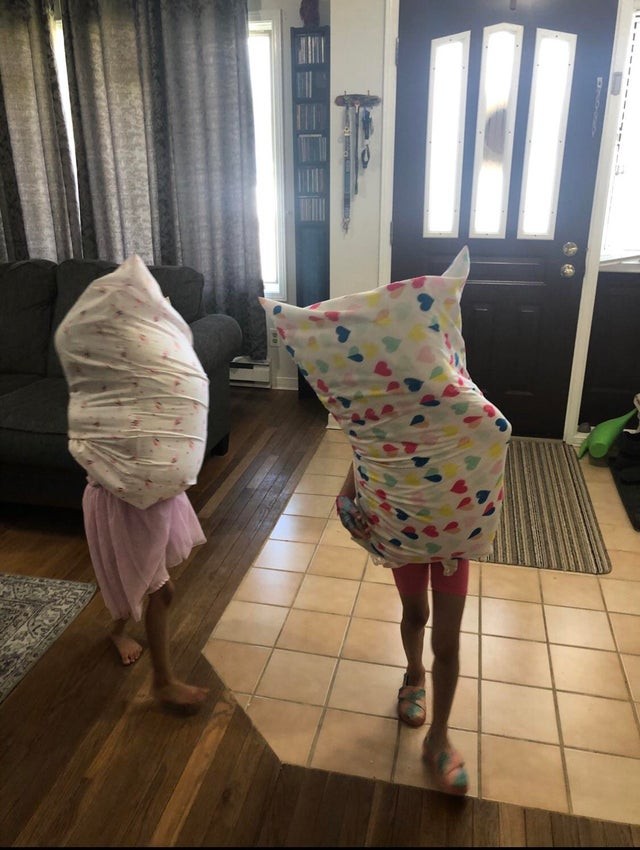 15. "Les he dicho a mis hijas que resuelvan sus problemas con una pelea de almohadas..."