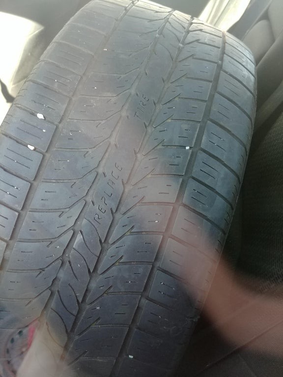 15. Le temps et les nombreux kilomètres parcourus ont fait que ce pneu est pour le moins usé : il dit même qu'il faut le remplacer !