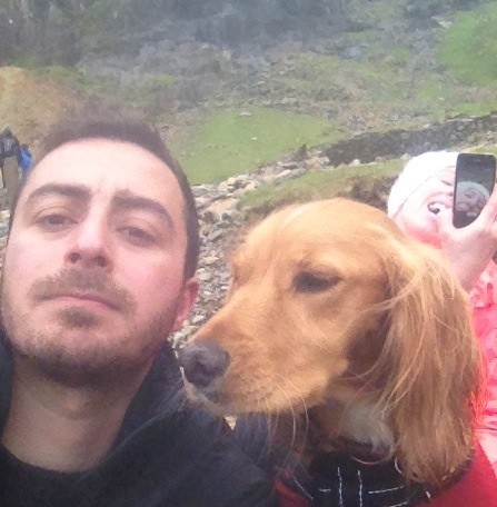 15. "Mein Freund kletterte auf einen Berg und wollte mit seinem Hund Selfies machen, aber hinter seinem Rücken bemerkte er nicht, dass seine Freundin das gleiche tat"