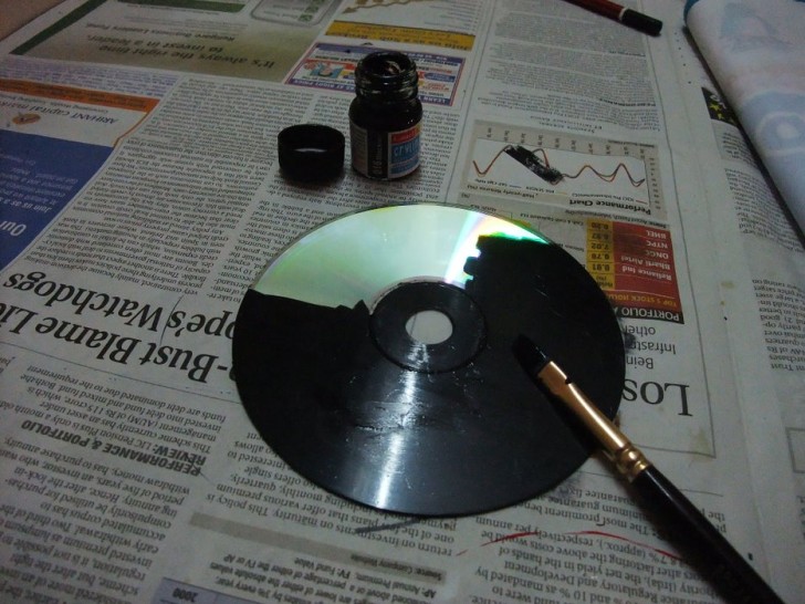 1. Stendete una o due mani di vernice (lasciando asciugare tra una e l'altra) sul CD e lasciate asciugare bene