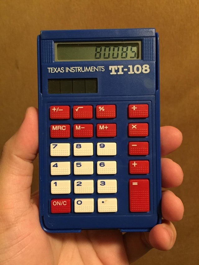 Tutti avevamo una calcolatrice più o meno simile a scuola, non è vero?