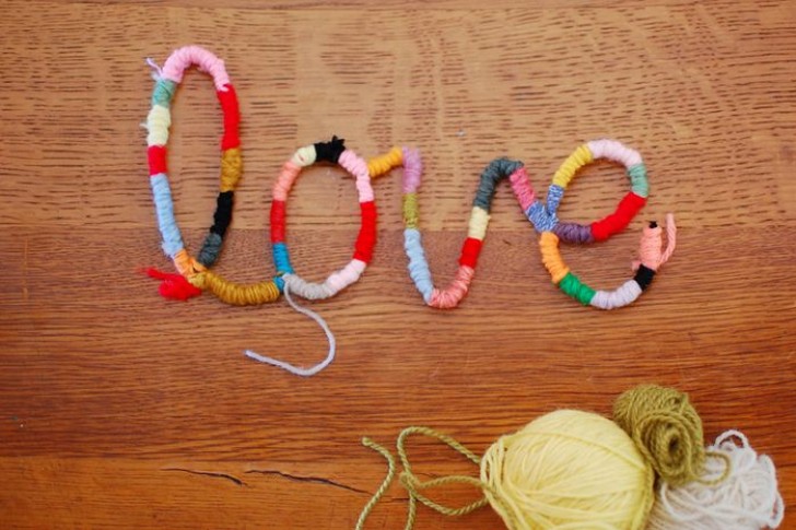 8. Modellate lettere con gli scovolini e rivestiteli con gli scampoli di lana: sono belli da appendere, da posare su qualche ripiano o dove volete