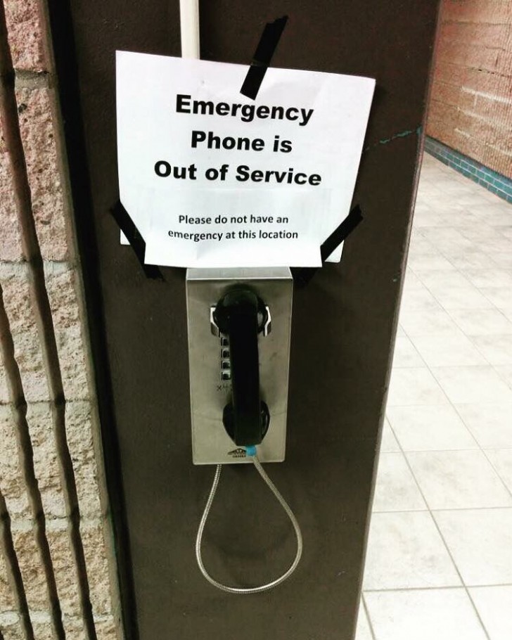 15. À l'aéroport O'Hare de Chicago, le téléphone d'urgence est hors service : "Essayez de ne pas avoir d'urgence ici"