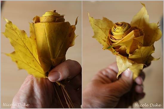 5. Continuez à ajouter des couches, mais peu à peu, commencez à laisser "ouverts" certains bouts des feuilles, de façon à ce qu'ils créent les corolles des pétales de rose qui s'ouvriront vers l'extérieur