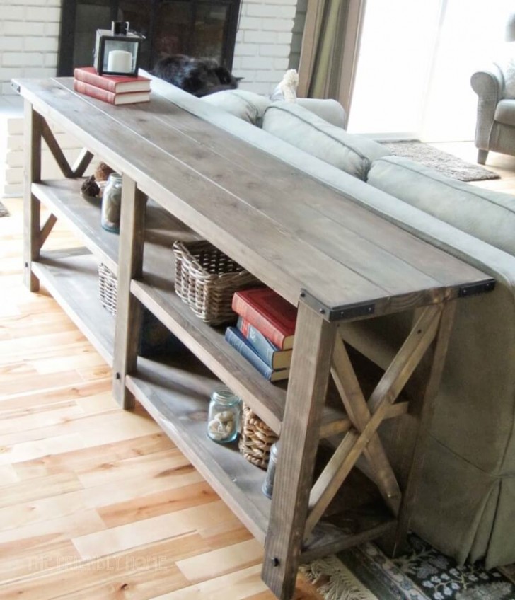 1. Un tavolino di legno dalle linee rustiche e pulite, con utili ripiani al di sotto