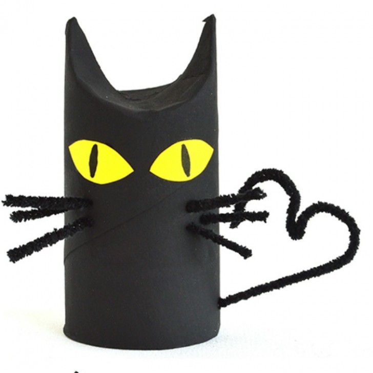 2. Un rotolo di carta igienica, qualche scovolino, ed ecco un simpatico gatto nero!