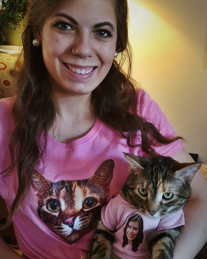 11. "Mi novia adora su gato, por eso le he regalado esta camiseta para su cumpleaños...¡la puede combinar con la del gatito!"