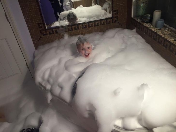 Lasst euer Kind nie und niemals in einer Badewanne allein!