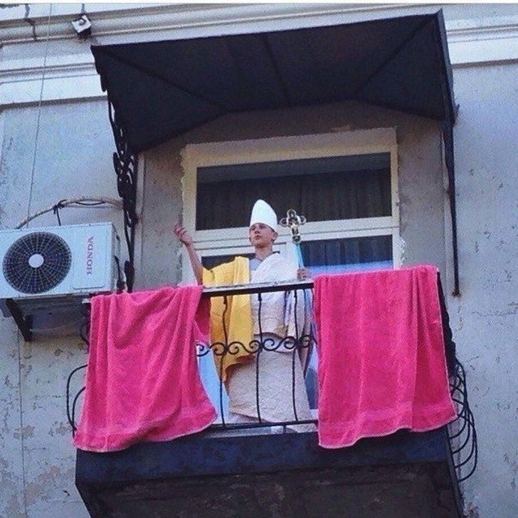 Il ne faut pas grand chose pour se déguiser en pape : un diadème, une robe blanche et... un balcon !