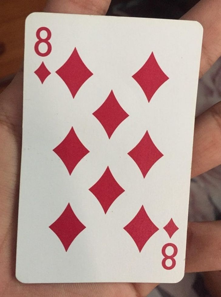 Pouvez-vous voir la forme du chiffre 8 parmi les diamants sur cette carte à jouer ?