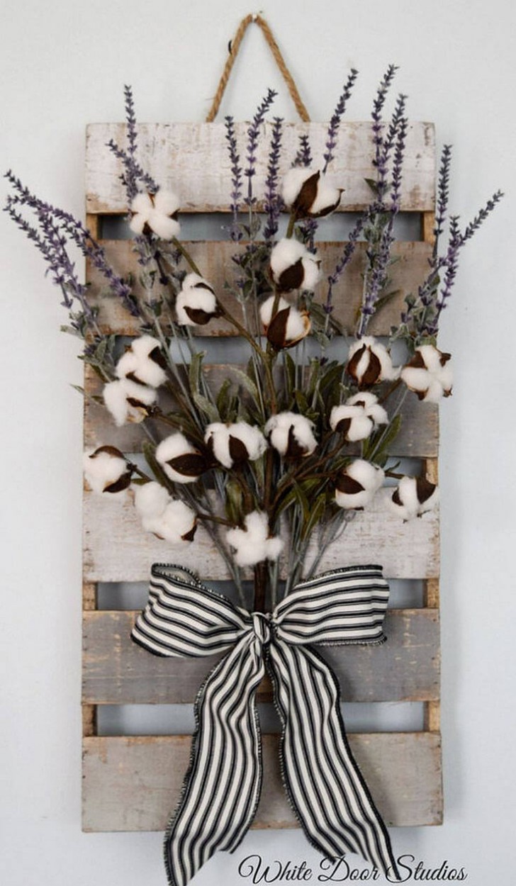 13. Una composizione di fiori secchi, come questo mazzo di cotone, è bella anche se usata come decorazione a parete