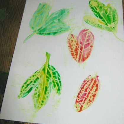 8. Disegnate foglie con tutte le nervature con un pastello a cera chiaro e poi fatele emergere dipingendo con acquerelli: è un trucco intramontabile!