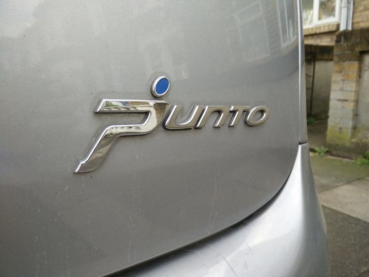 Un détail très sympa au-dessus de la plaque d'immatriculation de cette voiture : le P di Punto ressemble à une personne au volant !