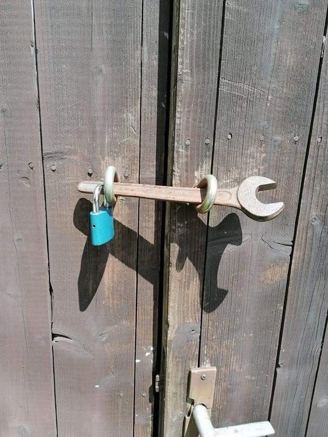 Vous ne savez pas comment fermer correctement votre porte de garage ? Il suffit d'un cadenas et d'une clé !