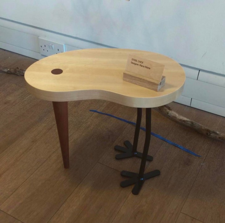 Regardez cette mignonne petite table en bois en forme d'oiseau !