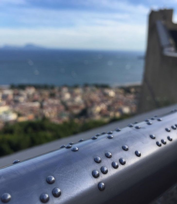Une rampe qui "décrit" le panorama de Naples aux personnes non voyantes