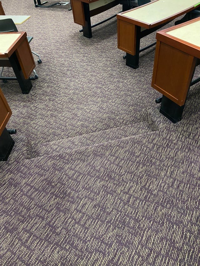 7. Vielleicht wollte sich derjenige, der diese Stufen mit diesem Teppich entworfen hat, an jemandem rächen...