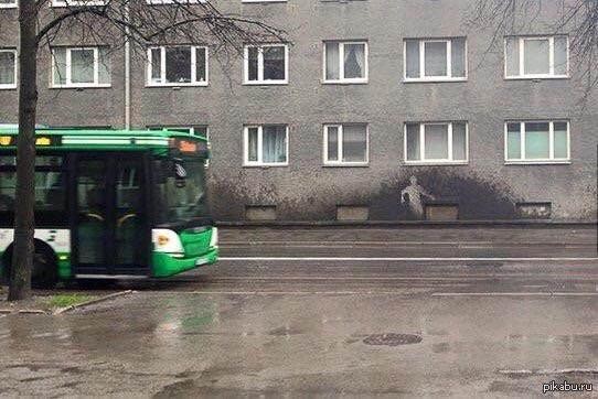 Jemand wurde anscheinend von einem Bus angespritzt, der auf der nassen Straße vorbeifuhr!