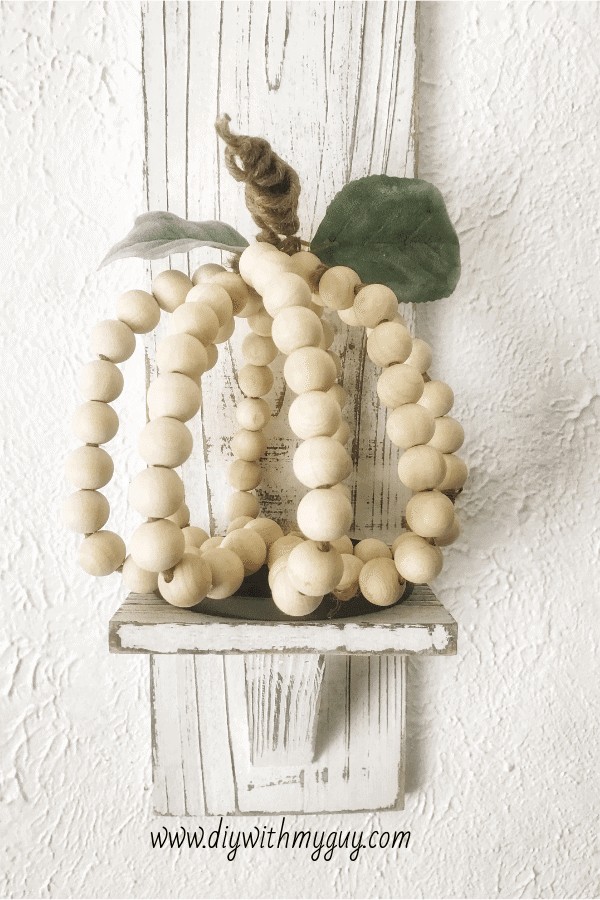 1. Una zucca stilizzata, fatta con le catene di perle di legno