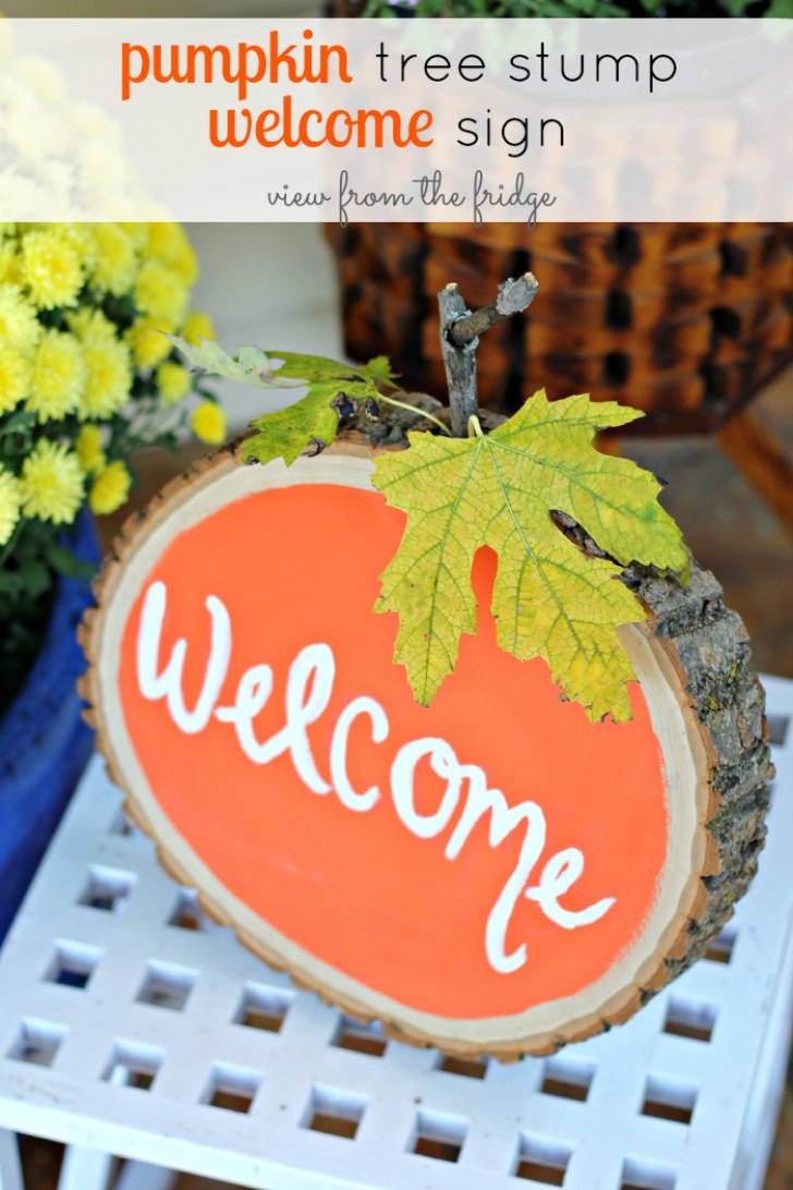11. Un disco di legno decorato con l'arancio caldo delle zucche, per dare il benvenuto agli ospiti