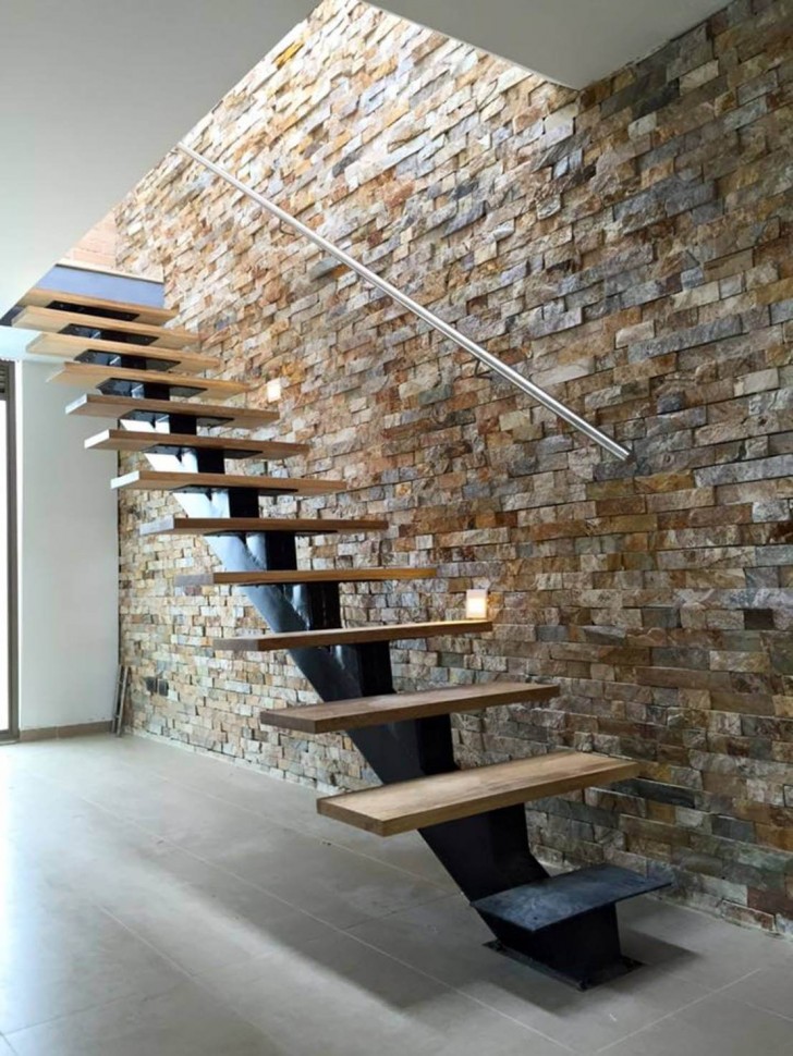 16. Eine steinerne accent wall, die den Hintergrund für eine sehr einfache Treppe bildet...
