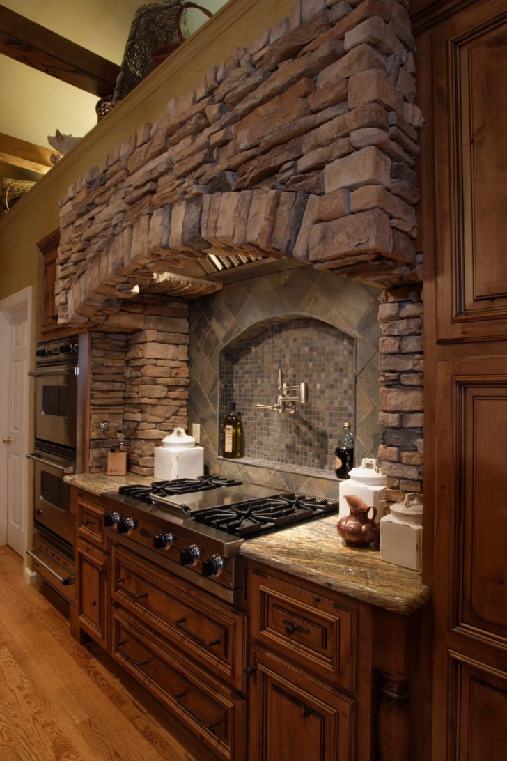 6. Una cucina in stile country classico, con una decorazione vistosa in pietra solo attorno ai fornelli