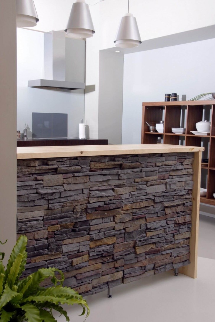 9. In offenen Küchen wird ein Tresen verwendet, um die Räume zu unterteilen, und dieser aus Stein ist sehr schön