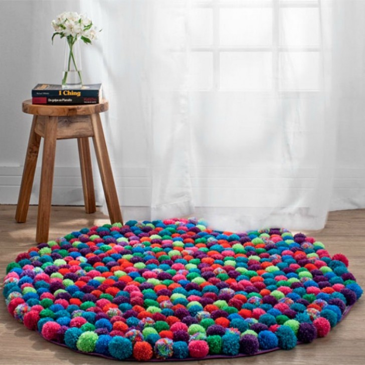7. Un variopinto tappetino di pompon : ideale per decorare con il riciclo creativo!