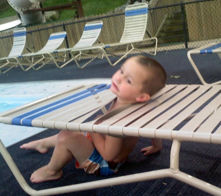 8. Luego me di cuenta que se trataba justamente de mi hijo, atrapado en la reposera de la piscina...