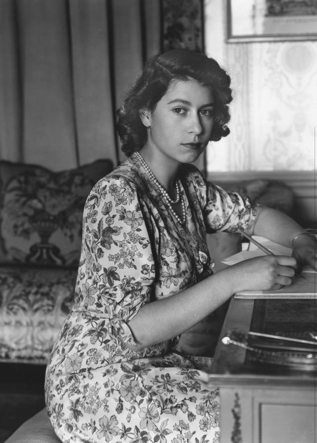 Une jeune reine Élisabeth II en 1944, alors qu'elle était encore princesse...