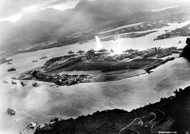 Eine seltene Luftaufnahme des Angriffs auf Pearl Harbor: 7. Dezember 1941