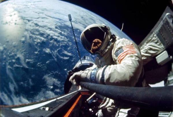 Buzz Aldrin schießt das allererste Selfie aus dem Weltraum. 1966
