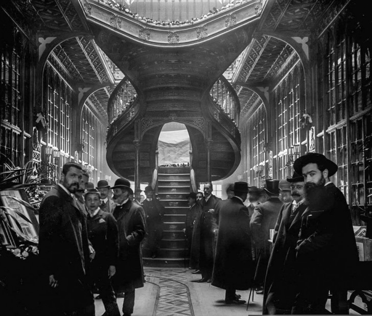 Quelques personnes à l'intérieur de la librairie Lello, l'une des plus anciennes et des plus prestigieuses du Portugal. 1906