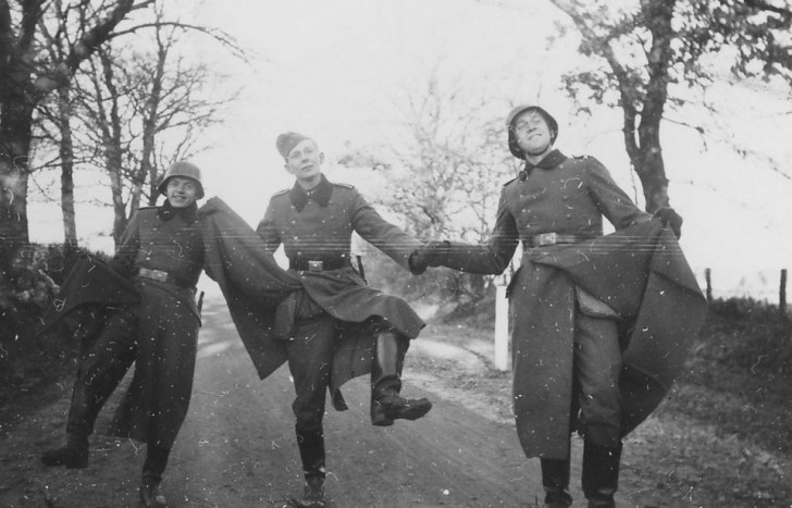 Deutsche Soldaten in einer Zeit seltener Freude. Foto aus dem Jahr 1939