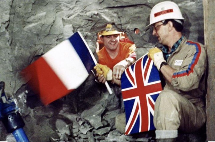 Französische und britische Arbeiter treffen sich 1990 unter Tage: Sie haben die Arbeiten am Tunnel, der die englische Insel mit dem Festland verbindet, abgeschlossen