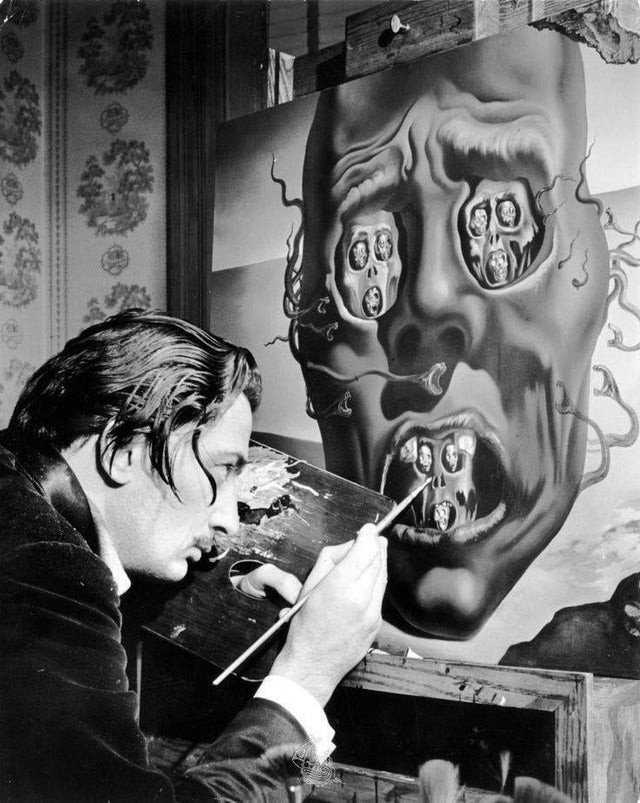Salvador Dali vollendet eines seiner surrealistischen Werke; um 1941