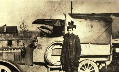 Ein sehr junger Walt Disney-Krankenwagenfahrer im Jahre 1919 vor dem Treffen mit Mickey Mouse!