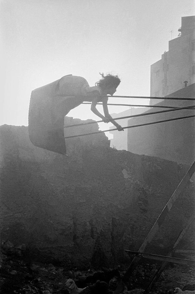 1960er Jahre: Ein Mädchen hat Spaß beim Schaukeln auf einer Schaukel in der Stadt Kairo