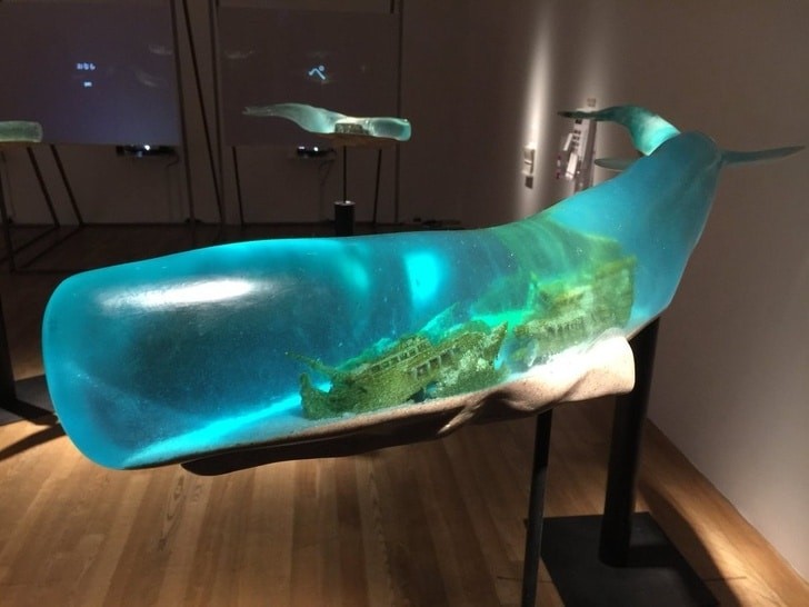 Eine außergewöhnliche transparente Skulptur, die einen Wal darstellt: im Inneren ein antikes Gefäß!